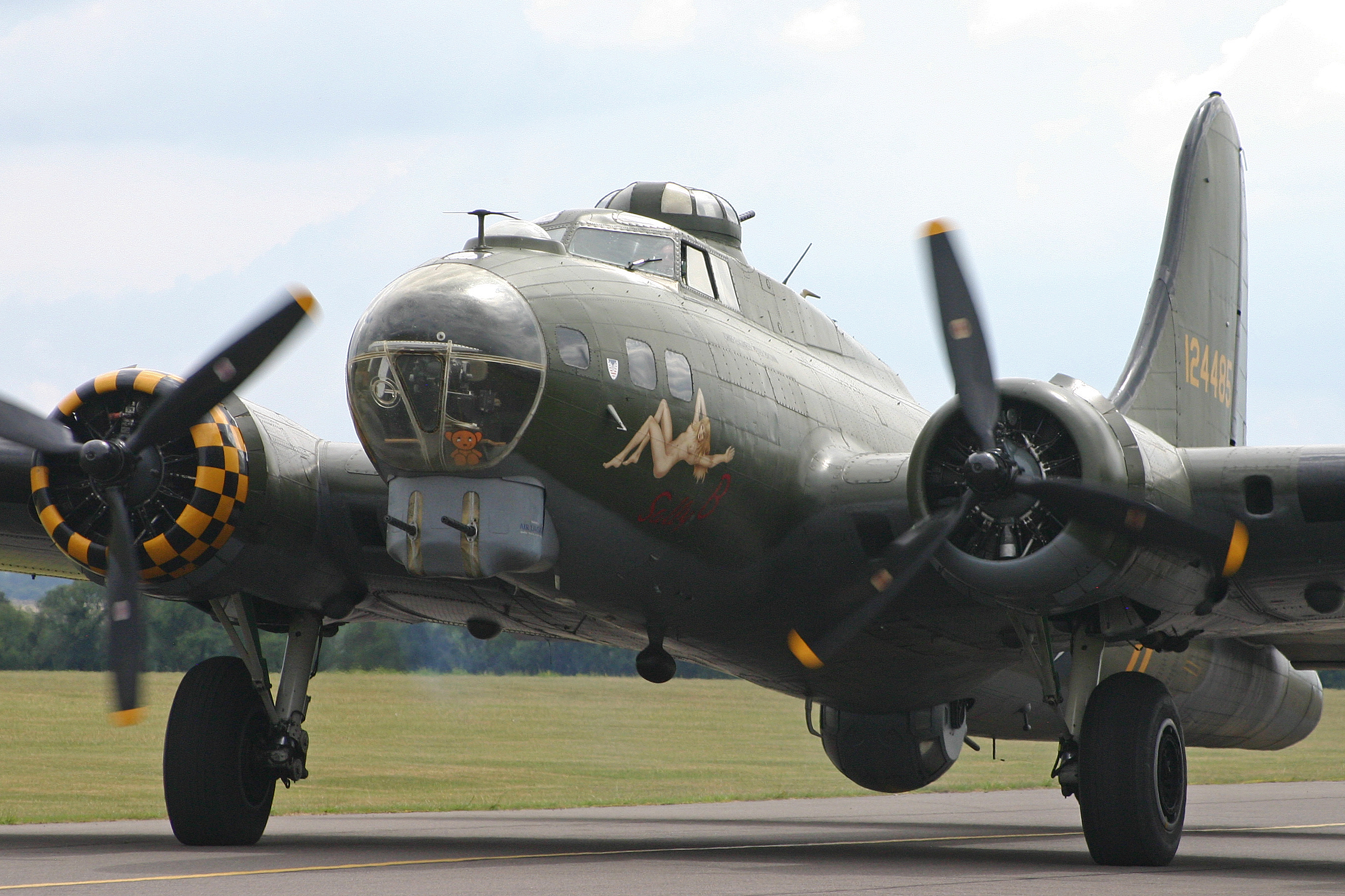 File Boeing B 17g Flying Fortress Df A Memphis Belle Sally B G Bedf Jpg Wikimedia Commons