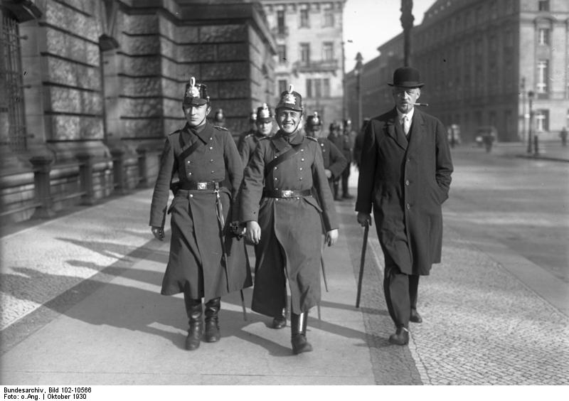 File:Bundesarchiv Bild 102-10566, Wilhelm von Kardorff mit Schutzpolizisten.jpg