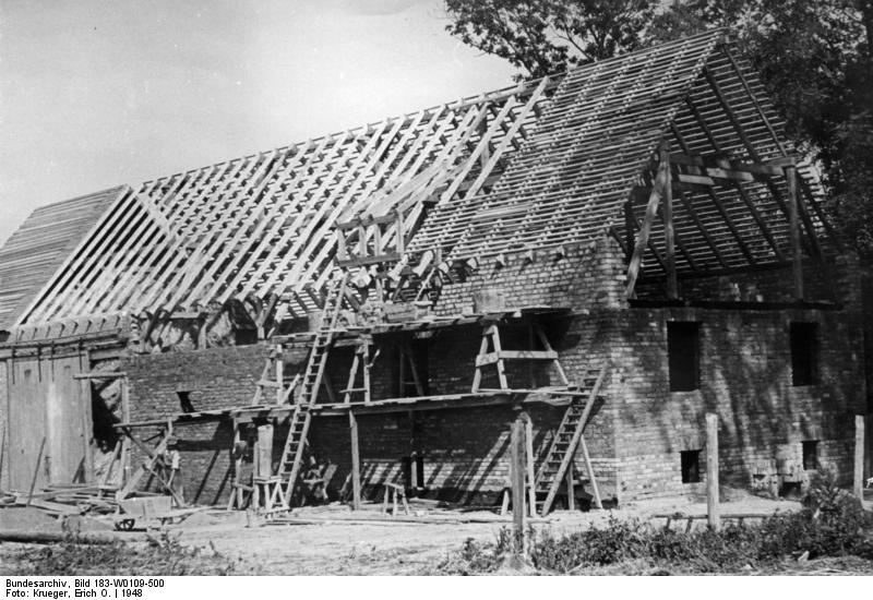 File:Bundesarchiv Bild 183-W0109-500, Bei Eytra - Sachsen, Hausbau für Neubauern.jpg