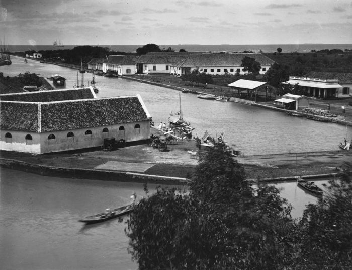 File:COLLECTIE TROPENMUSEUM Gezicht over het Havenkanaal met de Boom en de Stadsherberg Batavia TMnr 60025171.jpg