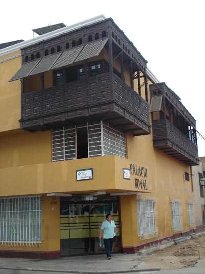 File:Casa con balcón.jpg