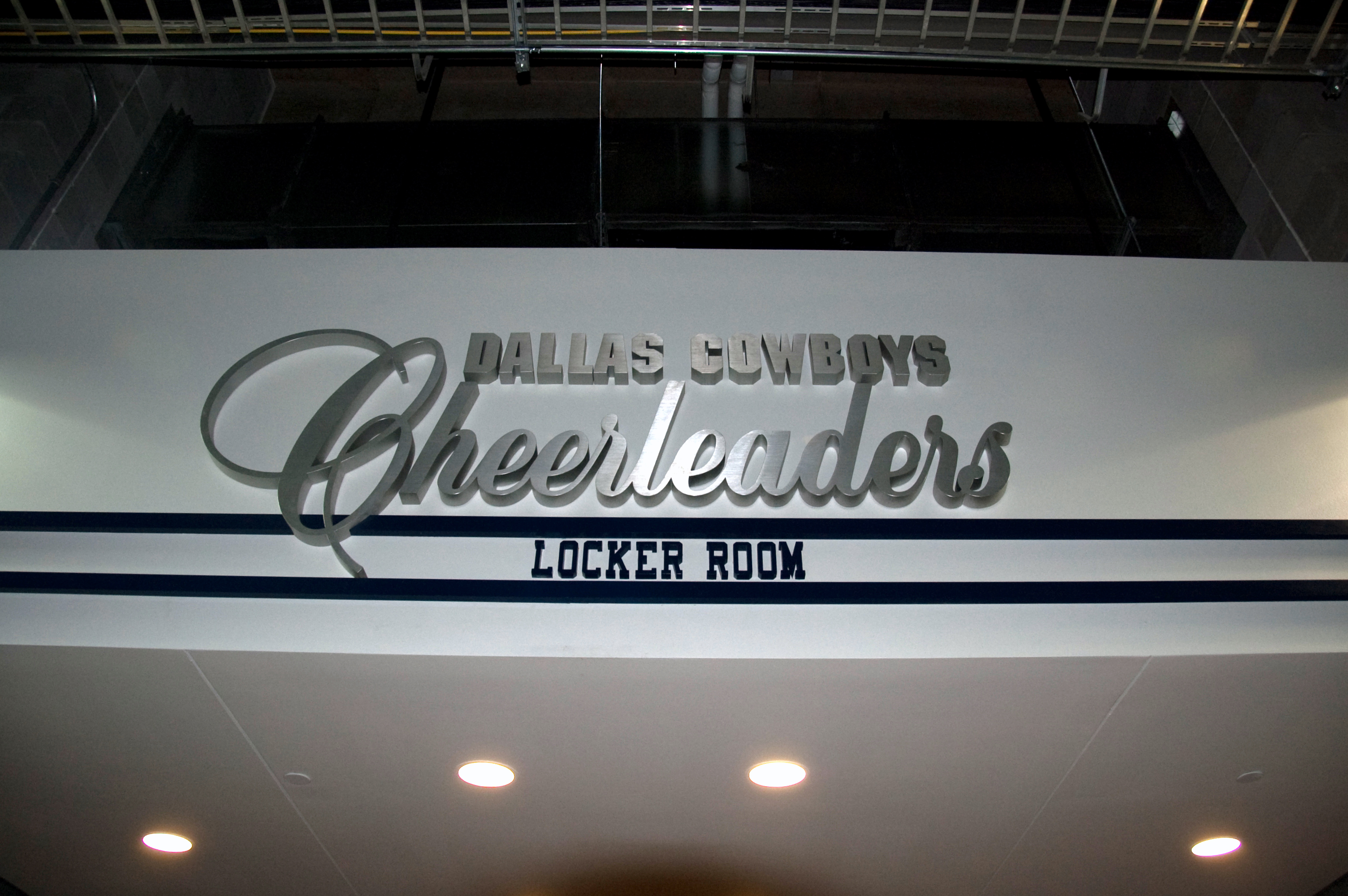 File Cowboys Cheerleaders Locker Room Jpg Wikimedia Commons