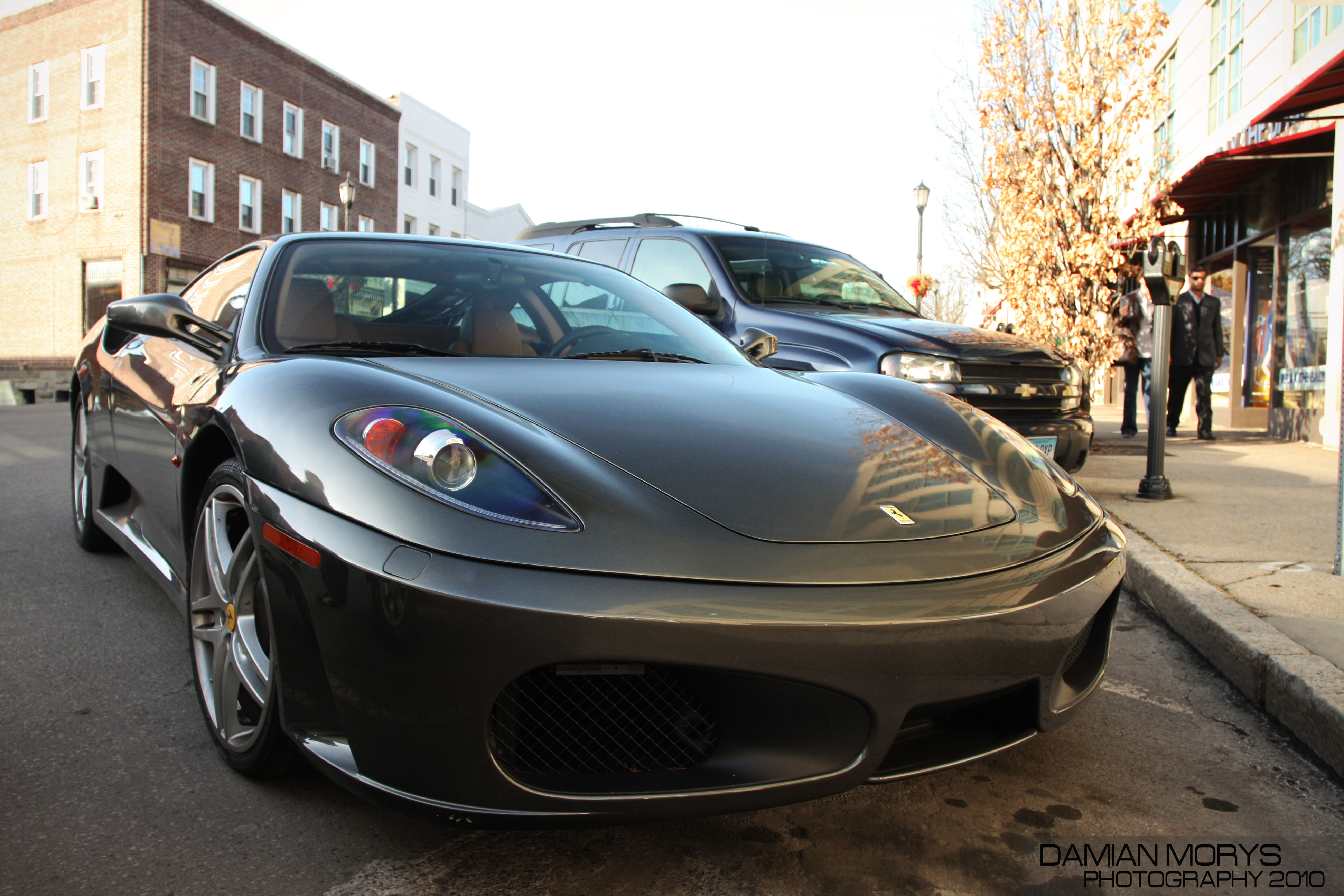 Ferrari f430 на фоне дома