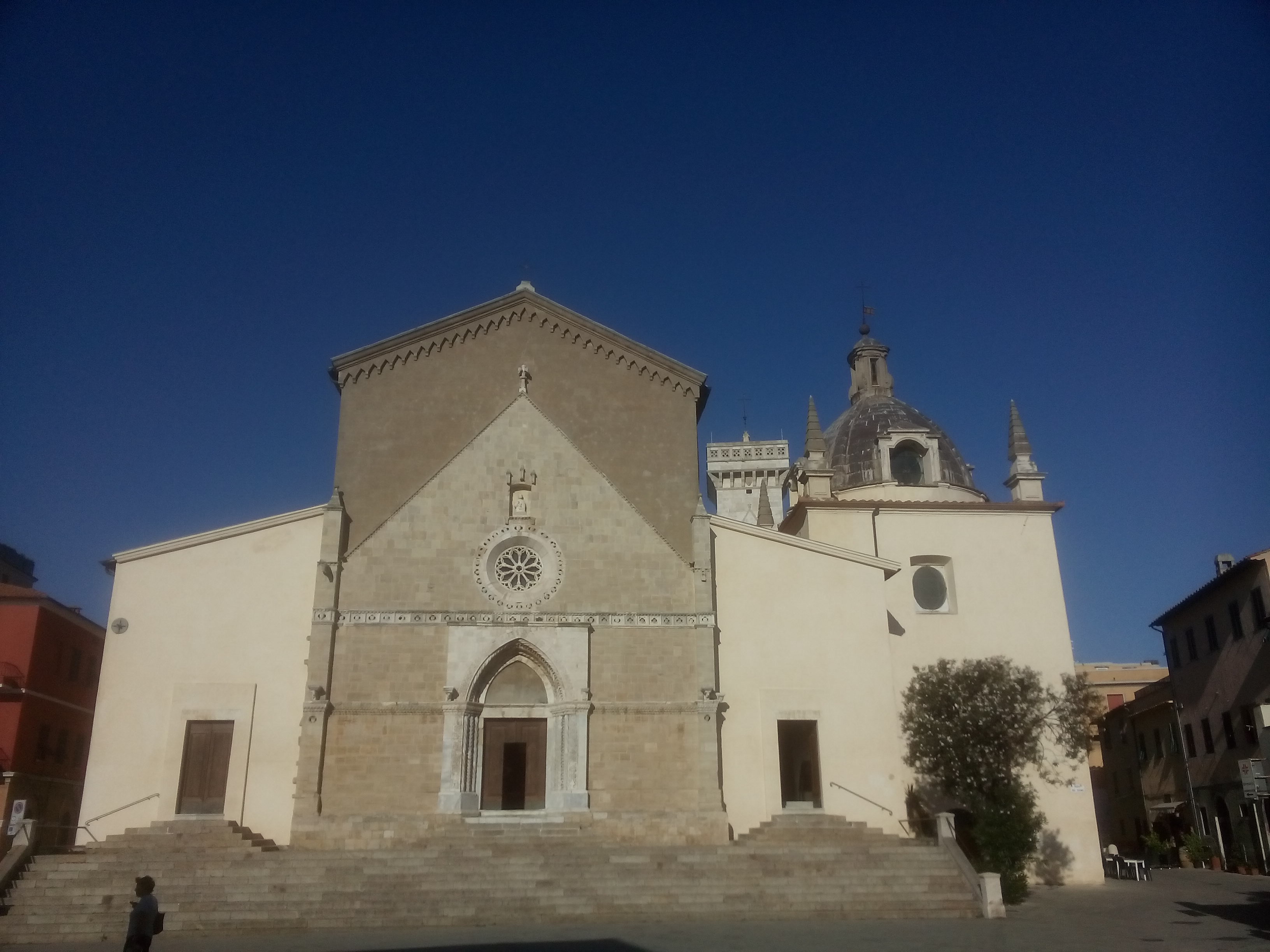 Facciata del Duomo di Orbetello.jpg