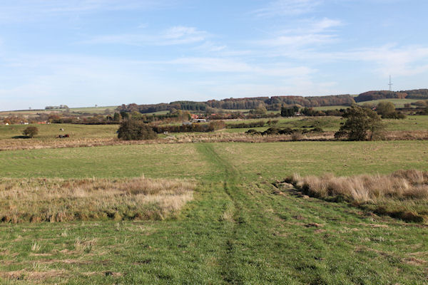 File:Footpath towards Donington on Bain - geograph.org.uk - 1562246.jpg