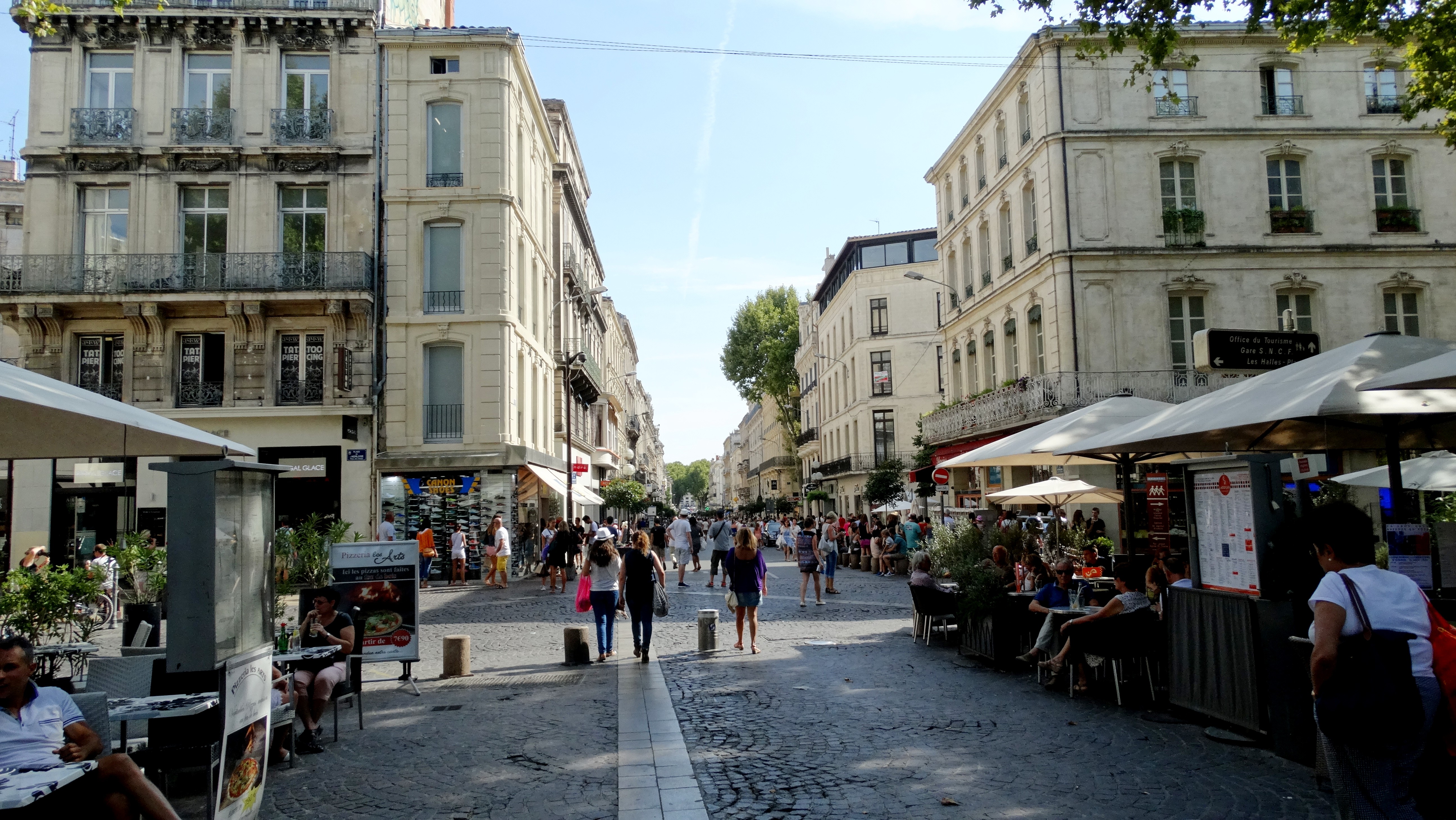 File:Avenue Montaigne, Paris, France - panoramio (8).jpg - Wikimedia Commons