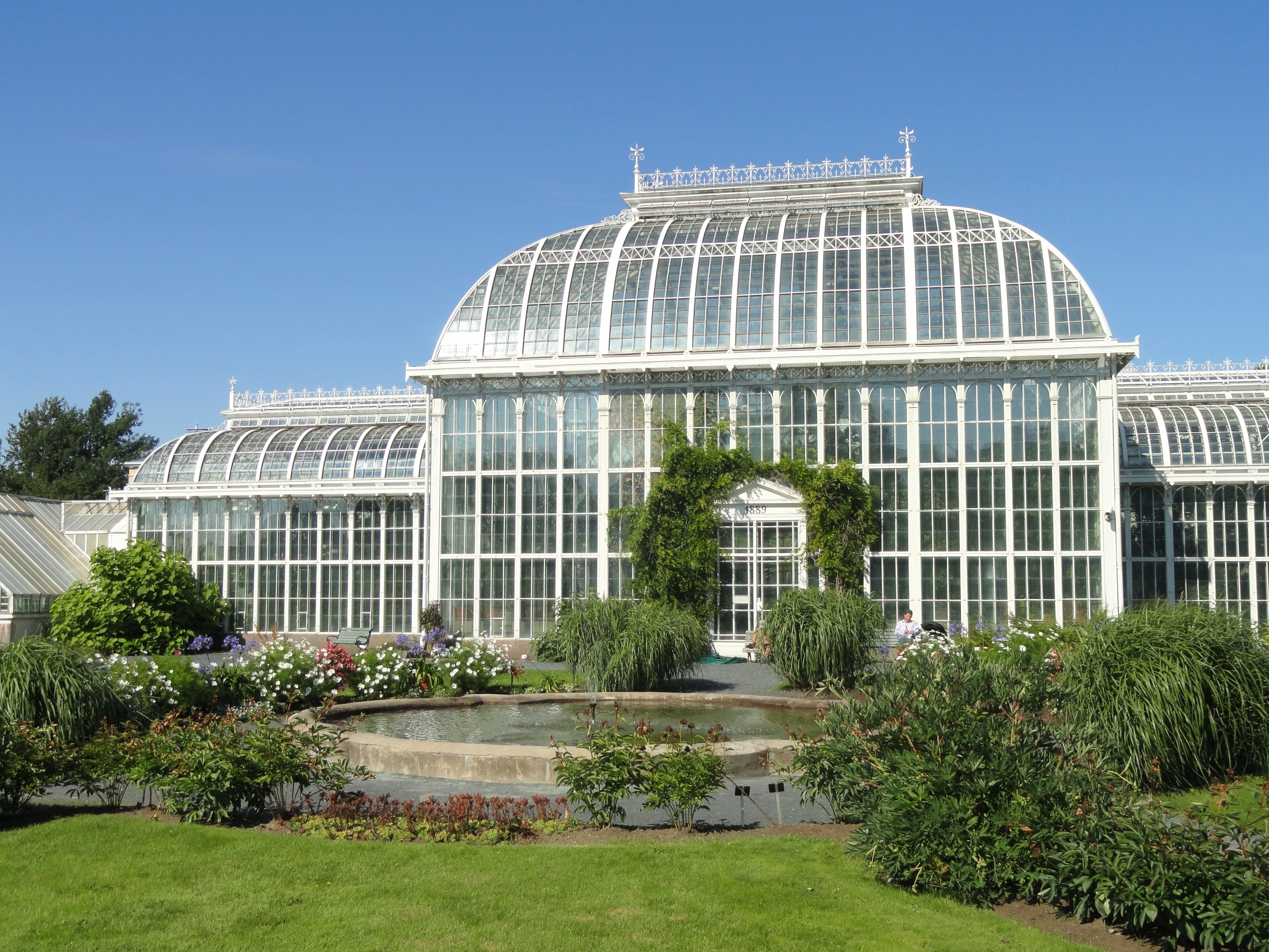 File:Glasshouses of Kaisaniemi Botanical Garden - DSC03590.JPG - Wikimedia  Commons