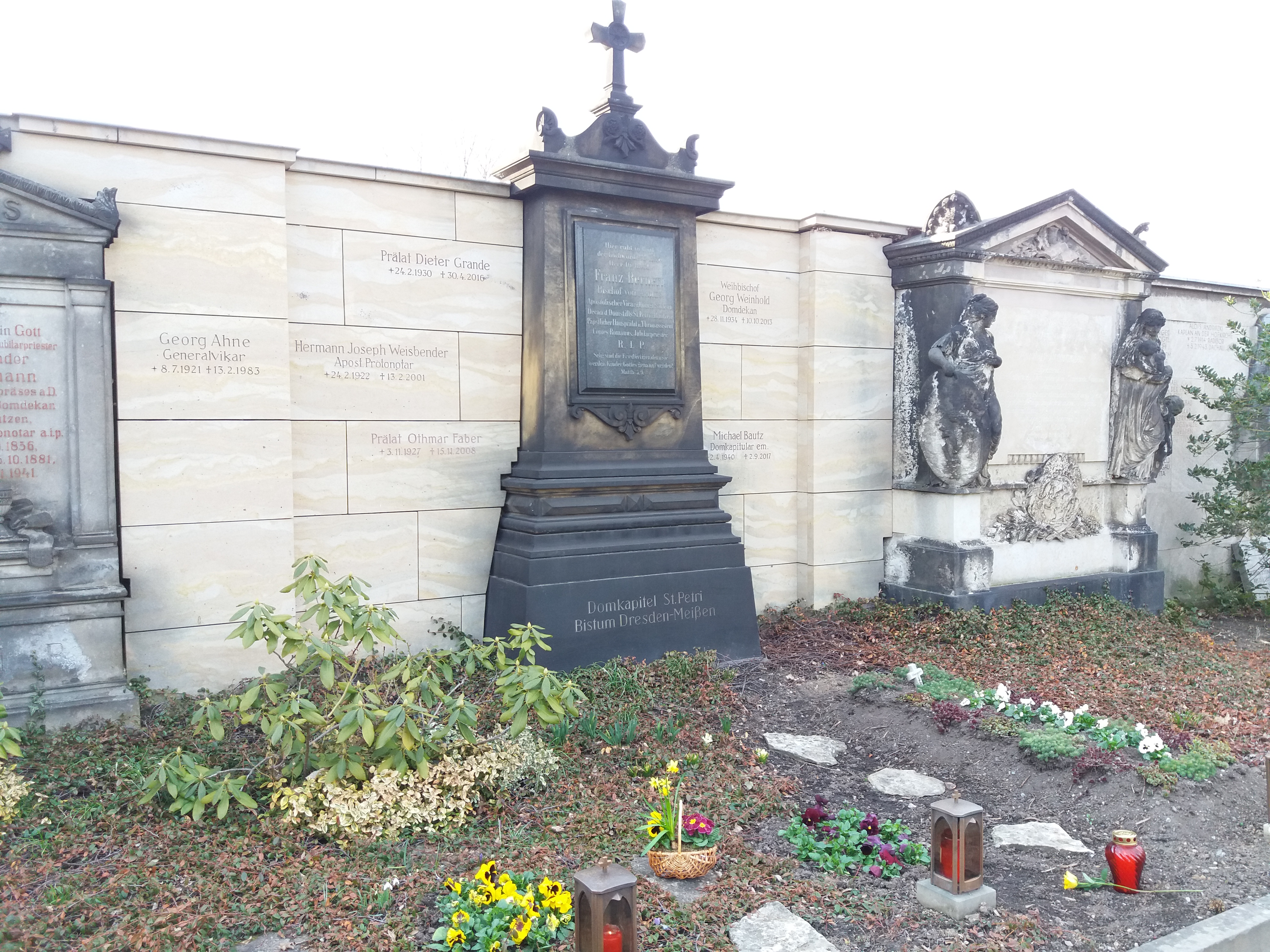 Grabstätte Dieter Grande, Domkapitularsgruft [[Alter Katholischer Friedhof (Dresden)