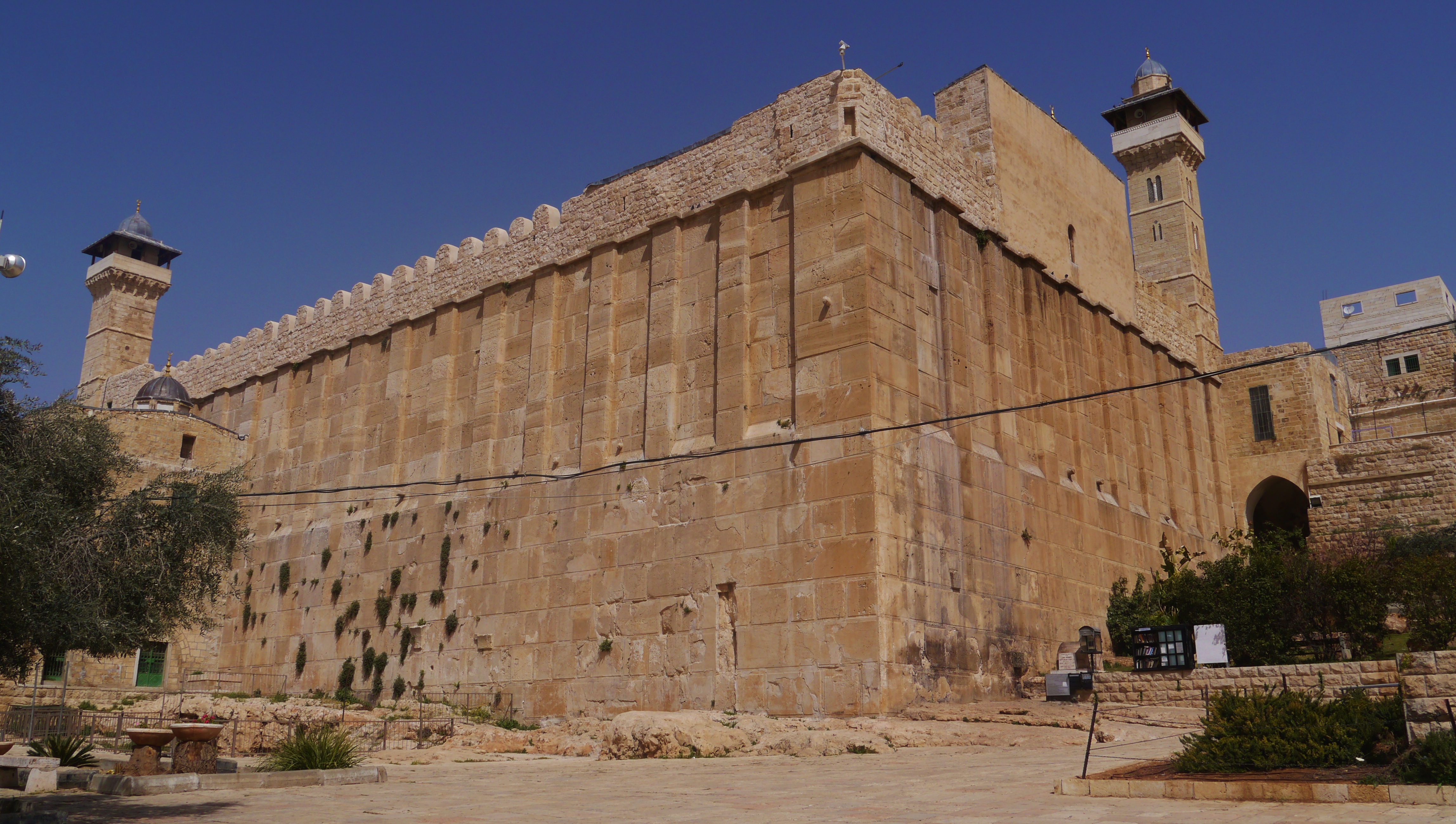 https://upload.wikimedia.org/wikipedia/commons/3/3e/Hebron_Grab_der_Patriarchen_(Synagoge)_C.JPG