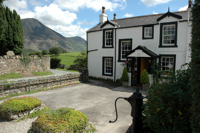 File:Kirkstile Inn with Grassmoor behind - geograph.org.uk - 502025.jpg