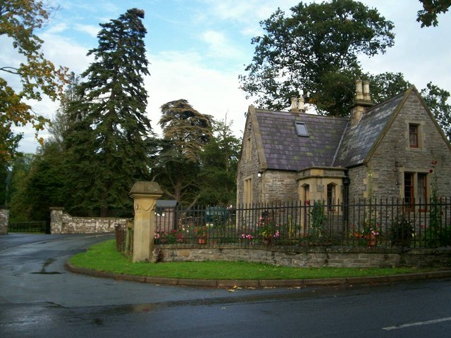 File:Lodge and drive to Leighton Hall - geograph.org.uk - 252085.jpg