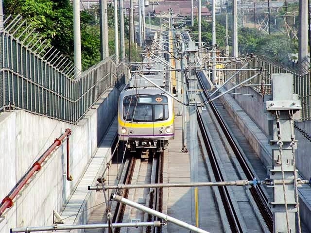 File:Manila Line 2 train approaching Katipunan Station.jpg