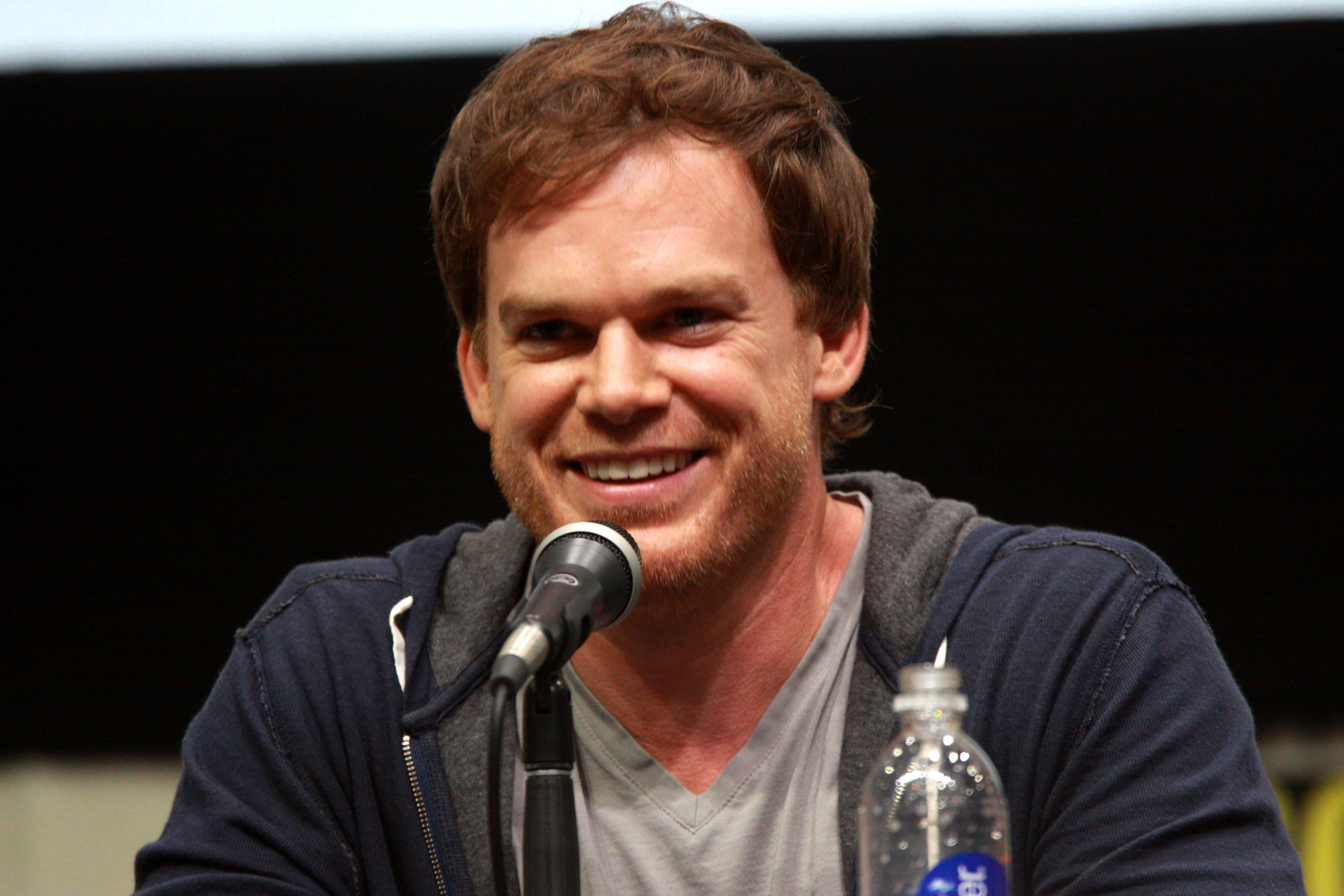 Актер 5 букв. Michael c. Michael c Hall hedwing. Billy Burke Michael c Hall. Dexter интервью.