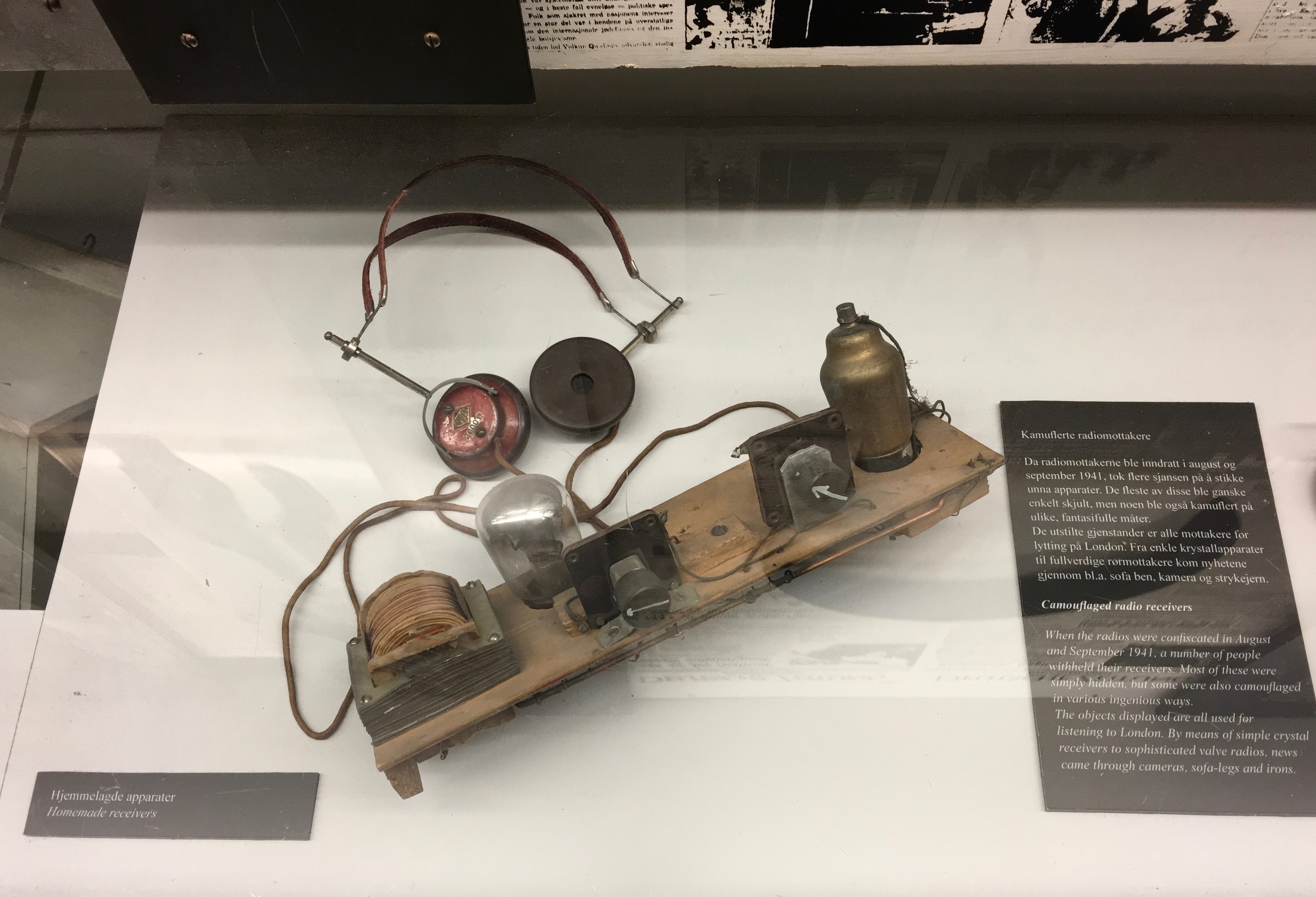 File:Norway's WW2 Resistance Museum, Oslo (Hjemmefrontmuseet). Illegal radio  receivers, homemade crystal receiver (hjemmelagd radio, krystallmottaker  for lytting på London). Photo 2017-11-30 c.jpg - Wikimedia Commons