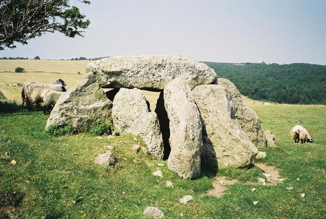 File:Portesham, Hell Stone - geograph.org.uk - 521836.jpg