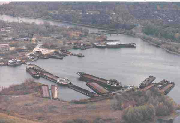 File:Pripyat-river-container-vessels.jpg