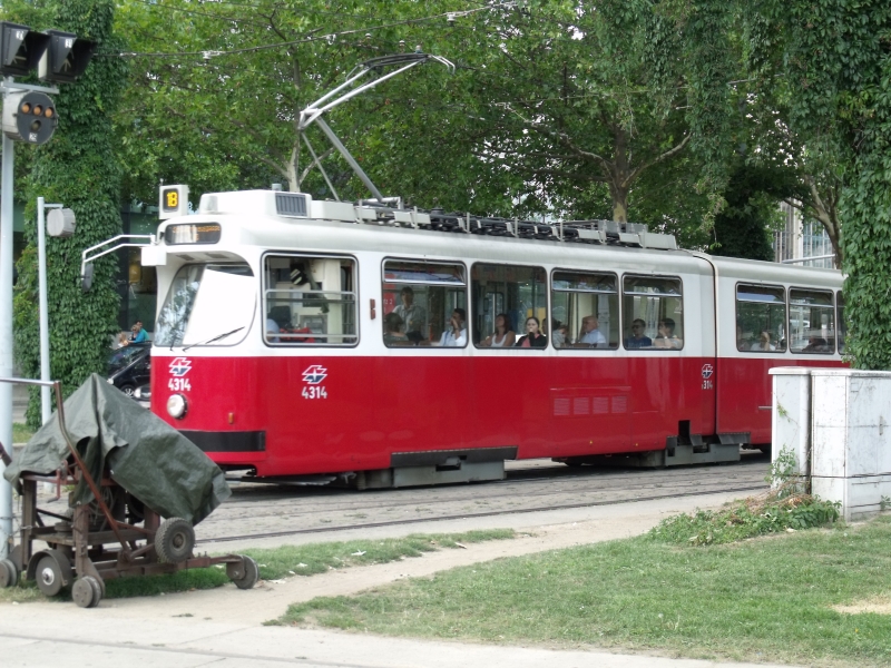 File:Régi típusú villamos - Old-type tram - panoramio.jpg