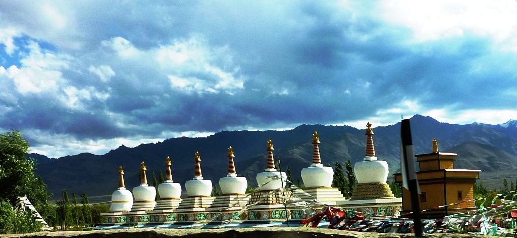 File:Row of stupas on roadside east of Leh, Ladakh.jpg - Wikipedia