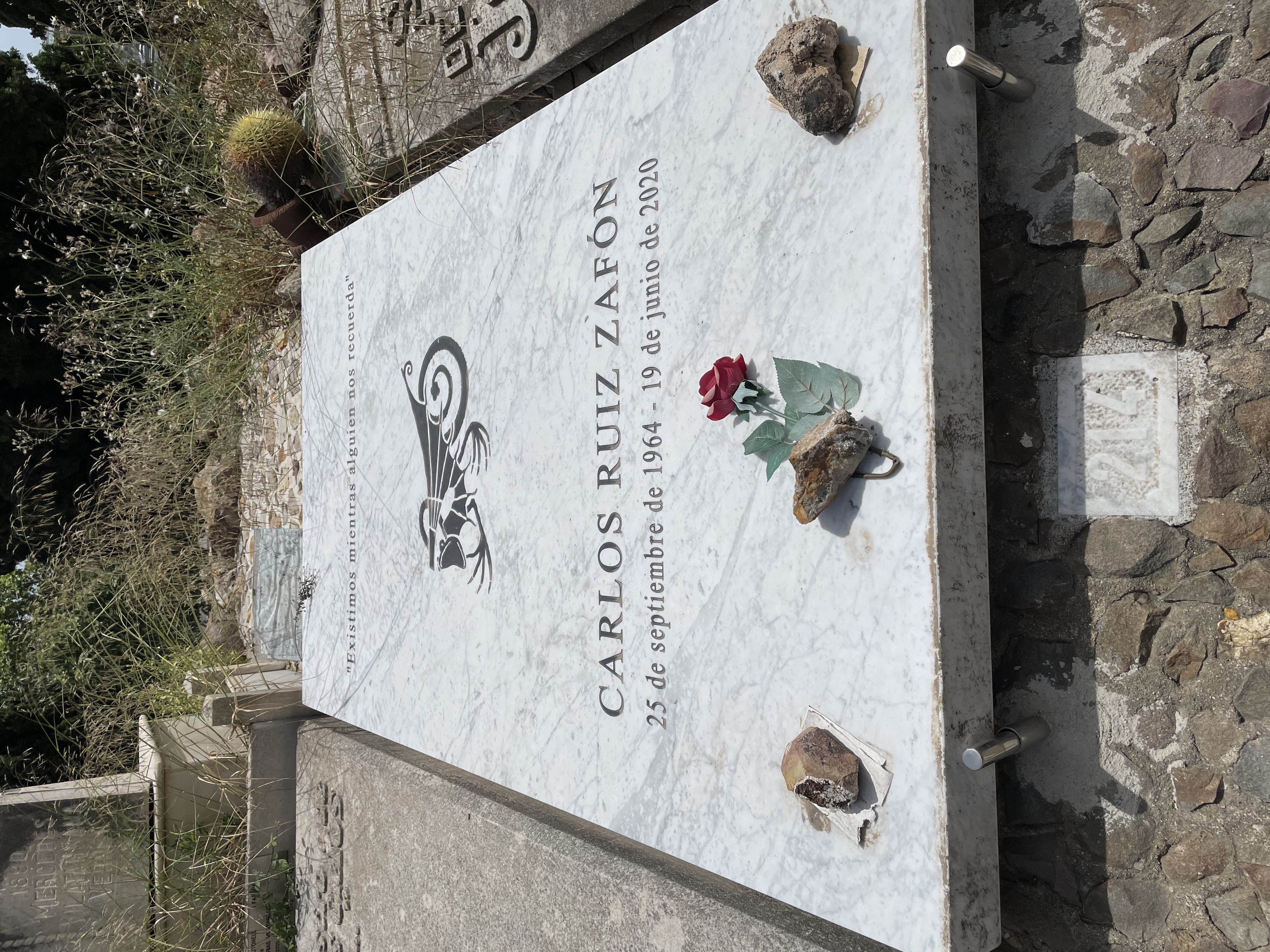 File:Ruiz-Zafon-Gravestone.jpg - Wikimedia Commons