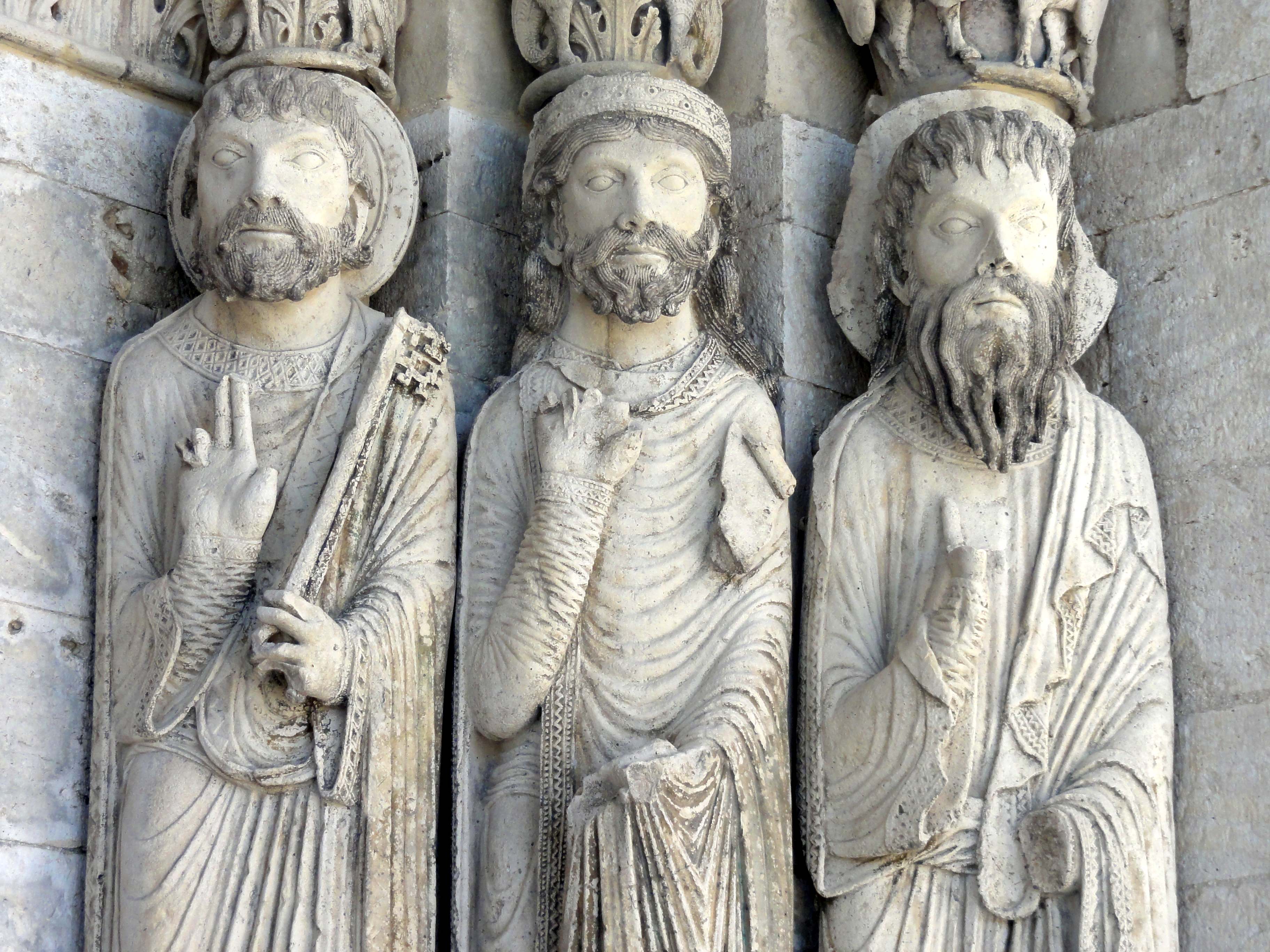 File:Saint-Loup-de-Naud (77), église St-Loup, portail, piédroit droit -  saint Pierre, le roi Salomon, Moïse 2.jpg - Wikimedia Commons