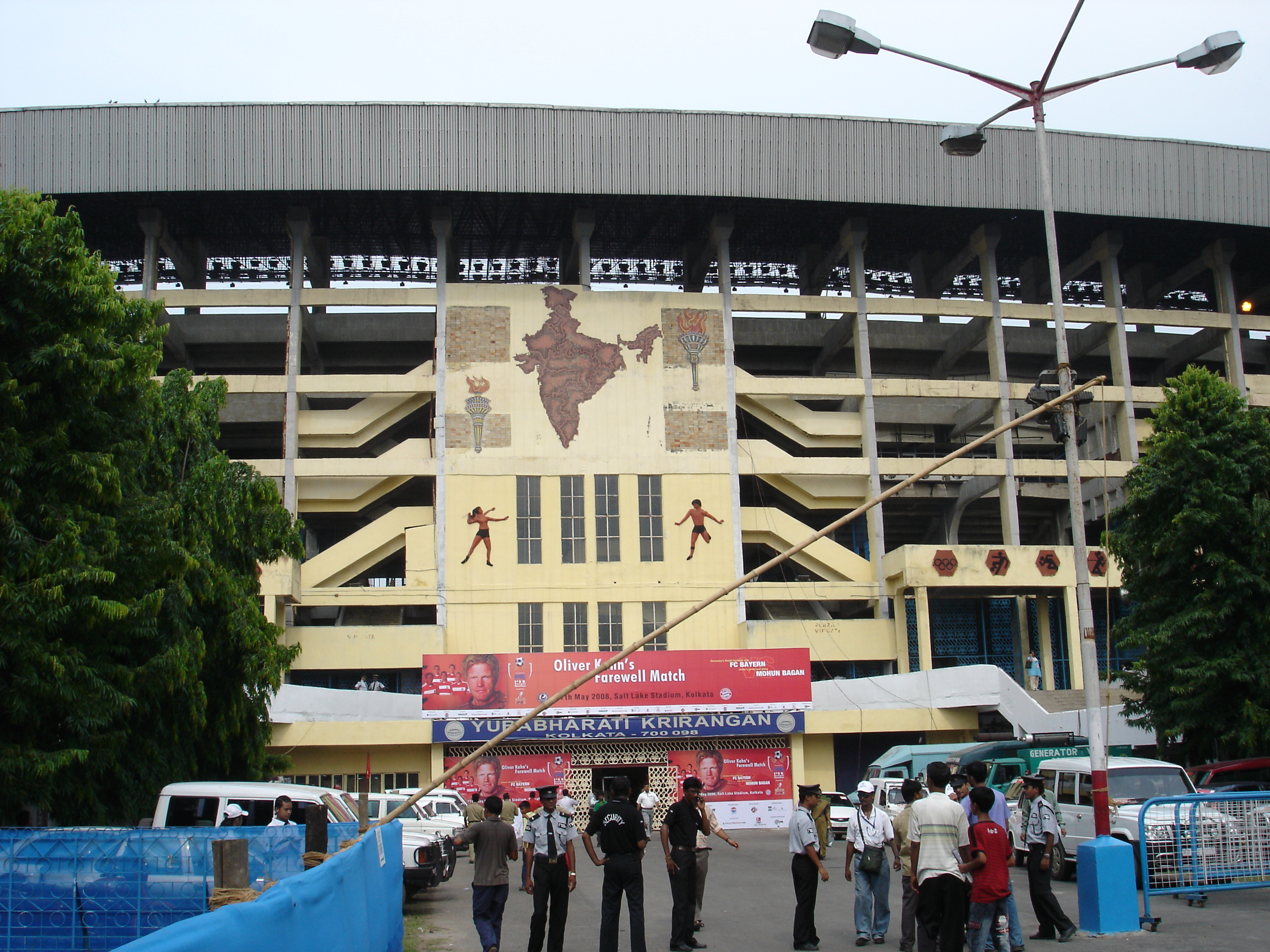 ファイル Salt Lake Stadium Yuba Bharati Krirangan Kolkata India Fc Bayern Munich Mohun Bagan Oliver Kahn 4 Jpg Wikipedia