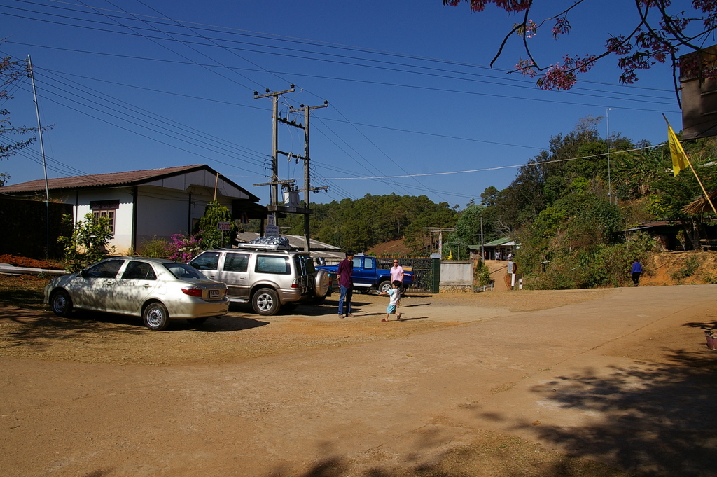 Thai_Dorf_an_der_Strasse_-_panoramio