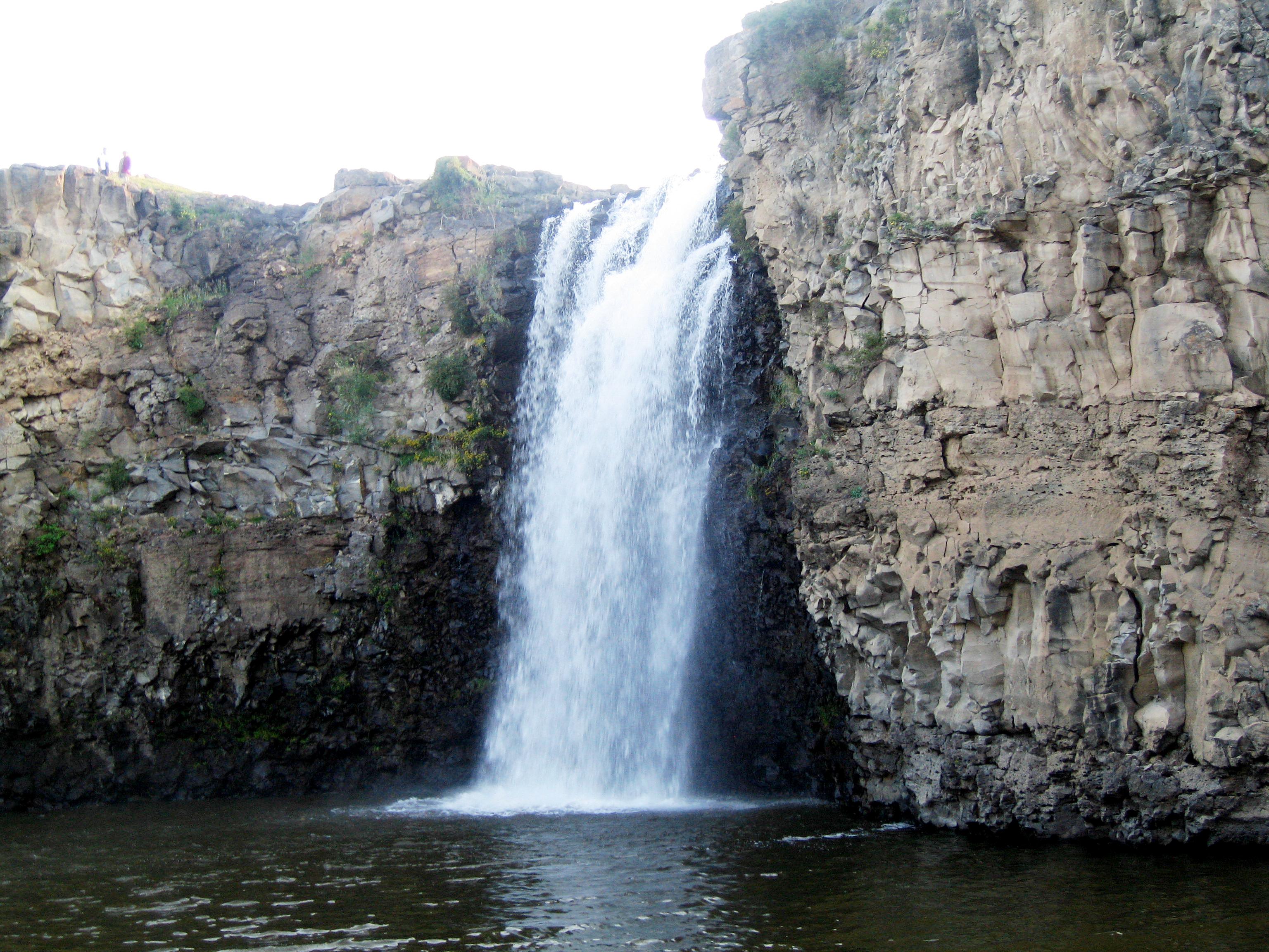 Ulaan-Tsutgalan-waterfall.jpg