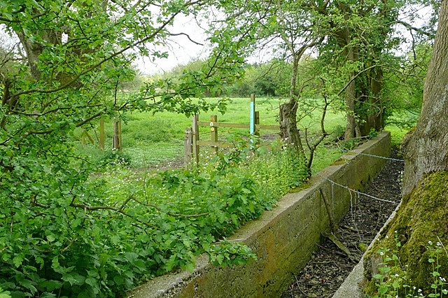 File:Water management in the Avon valley - geograph.org.uk - 1525687.jpg