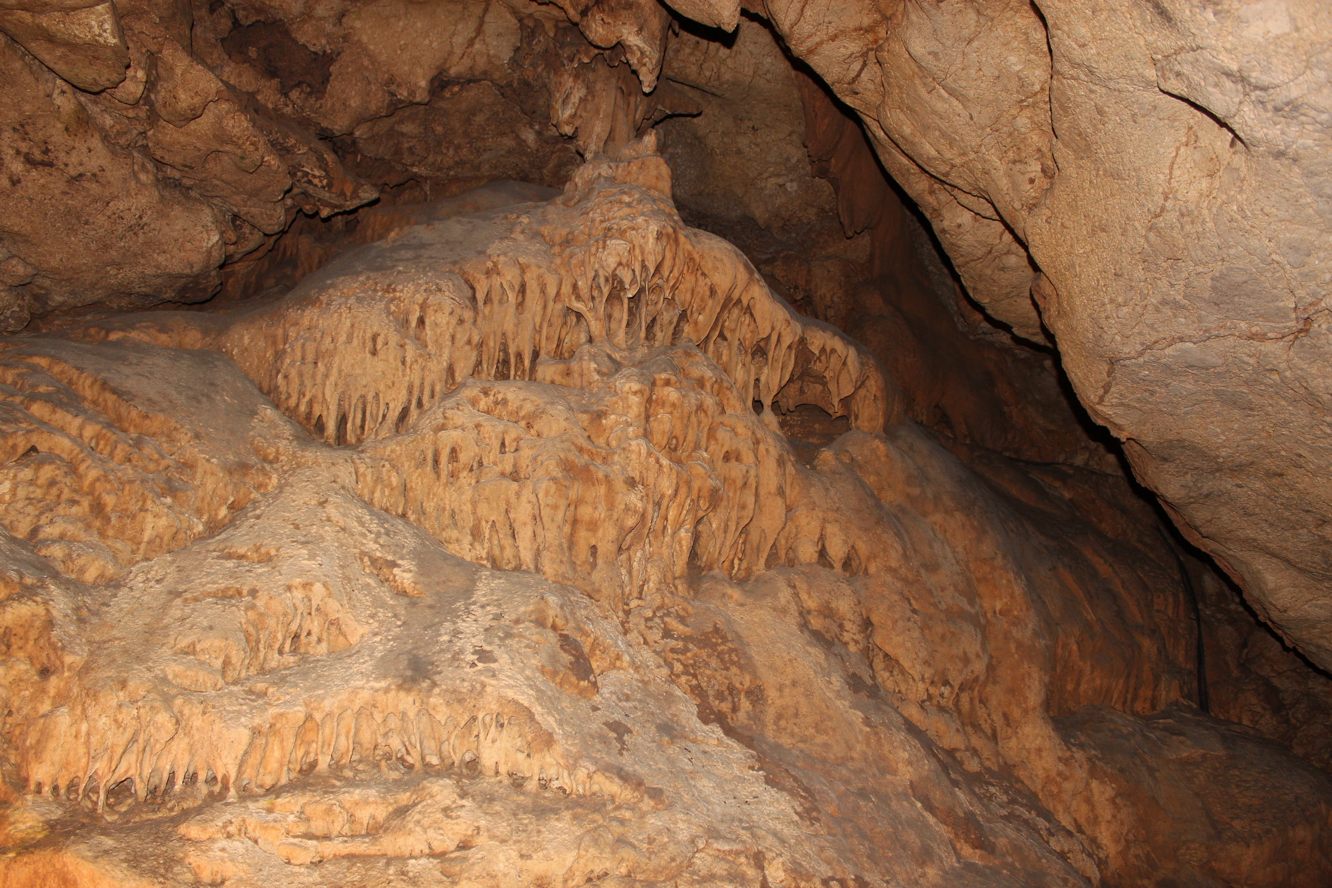 Cave 18. Красные пещеры Кызыл. Красная пещера Крым сталактиты и сталагмиты. Солдатская пещера. Красная пещера в Крыму.