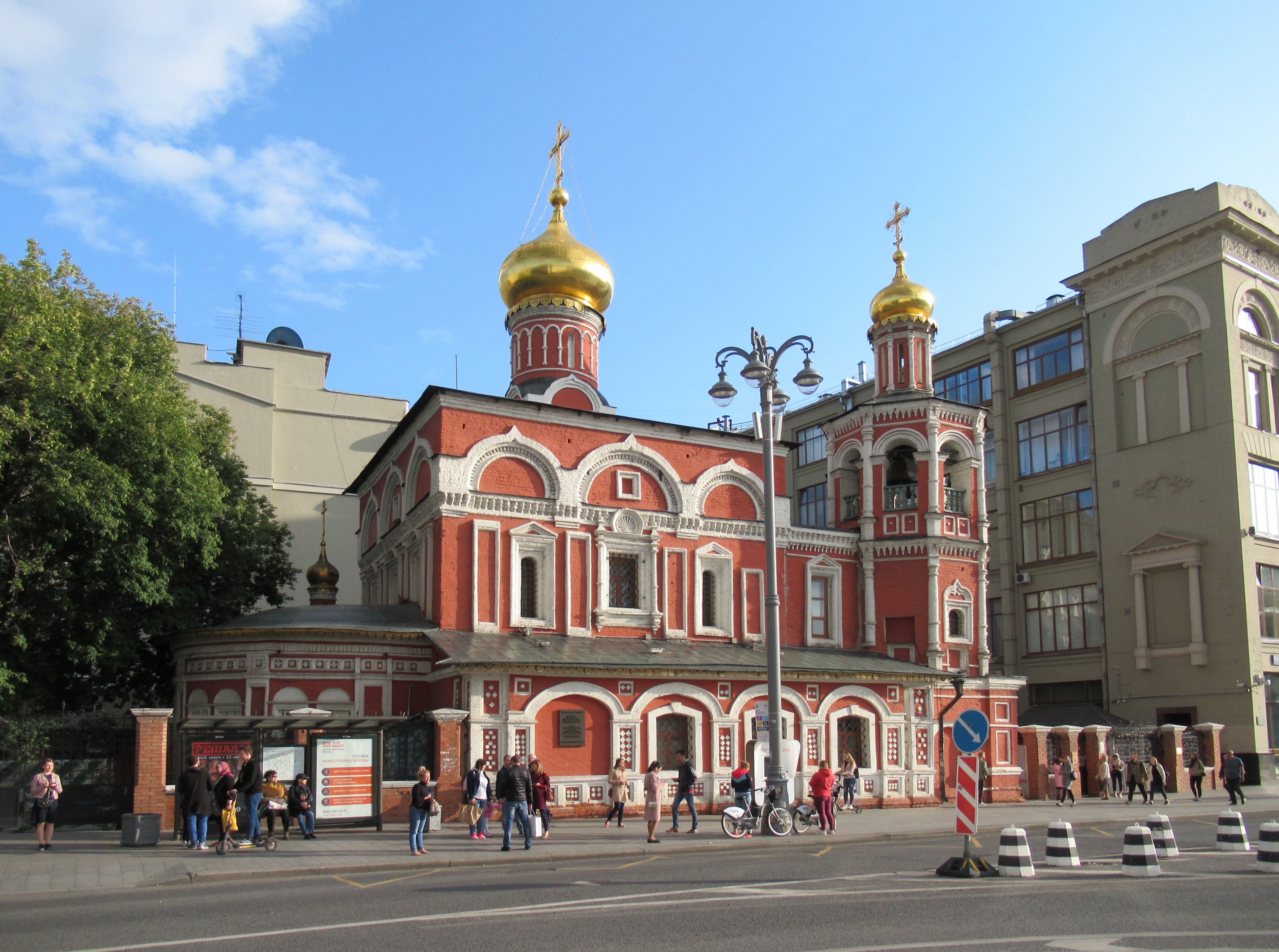 Храм рождества на кулишках. Церковь всех святых на Кулишках в Москве. Храм всех святых на Кулишках архиерей. Церковь всех святых на Кулишках раскопки.