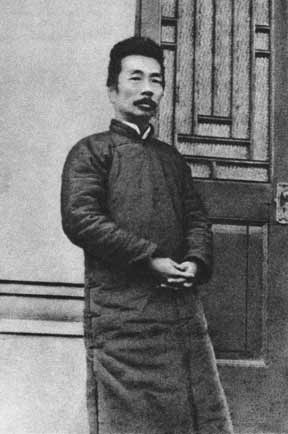 File:1927年11月16日鲁迅在光华大学演讲后.jpg