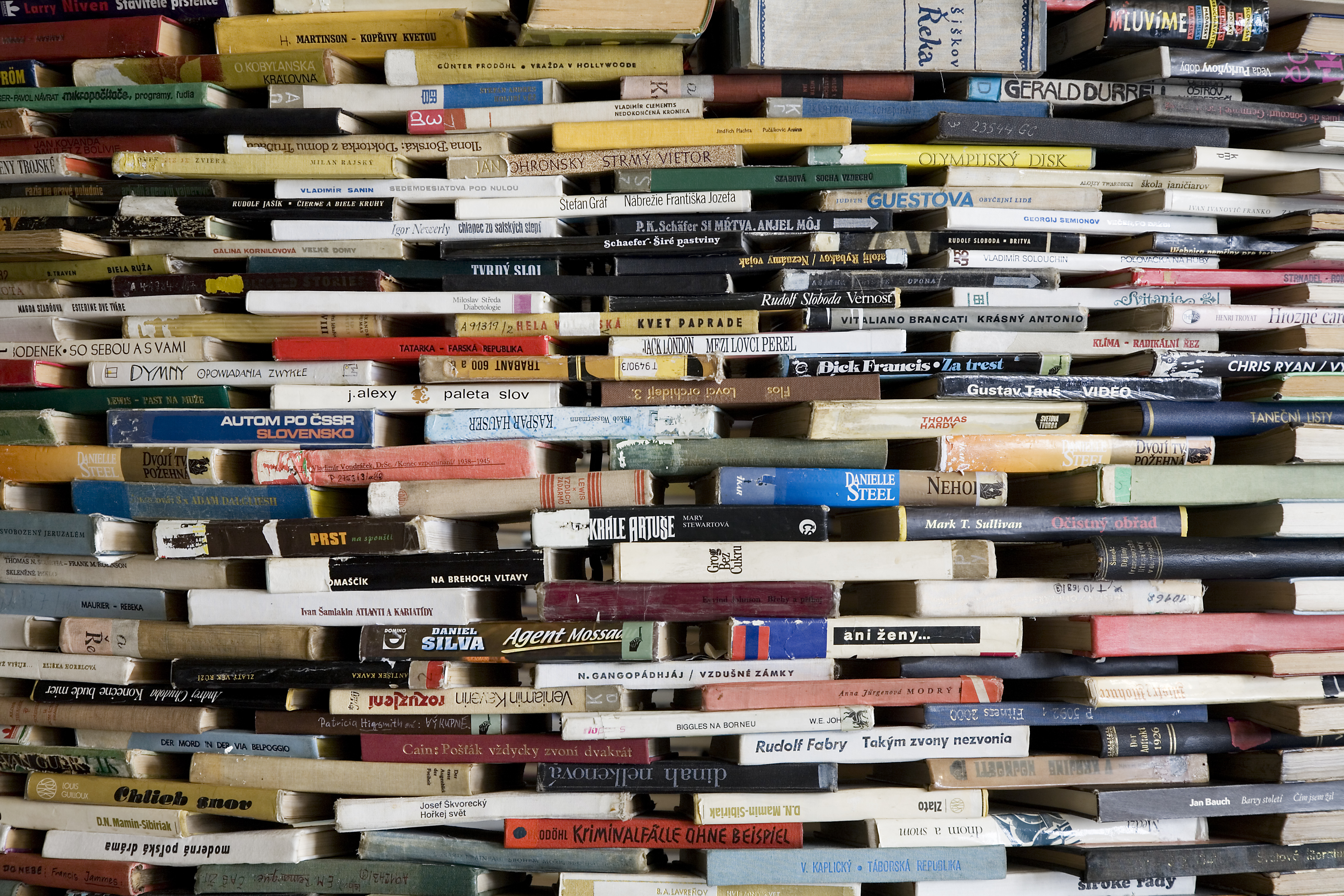 file-a-tower-of-used-books-8446-jpg