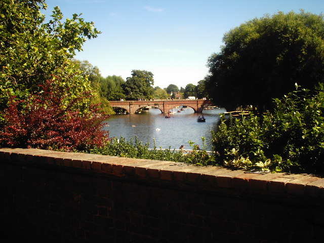 File:A view of the Clopton Bridge near Bancroft gardens, Stratford-Upon-Avon - geograph.org.uk - 1096681.jpg