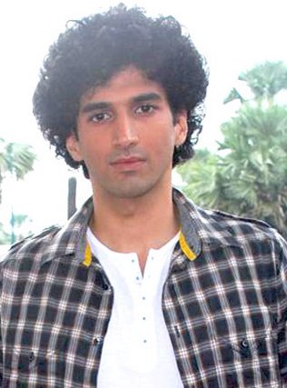 File:Aditya Roy Kapur at Zee TV's ACTION REPLAYY Diwali show.jpg