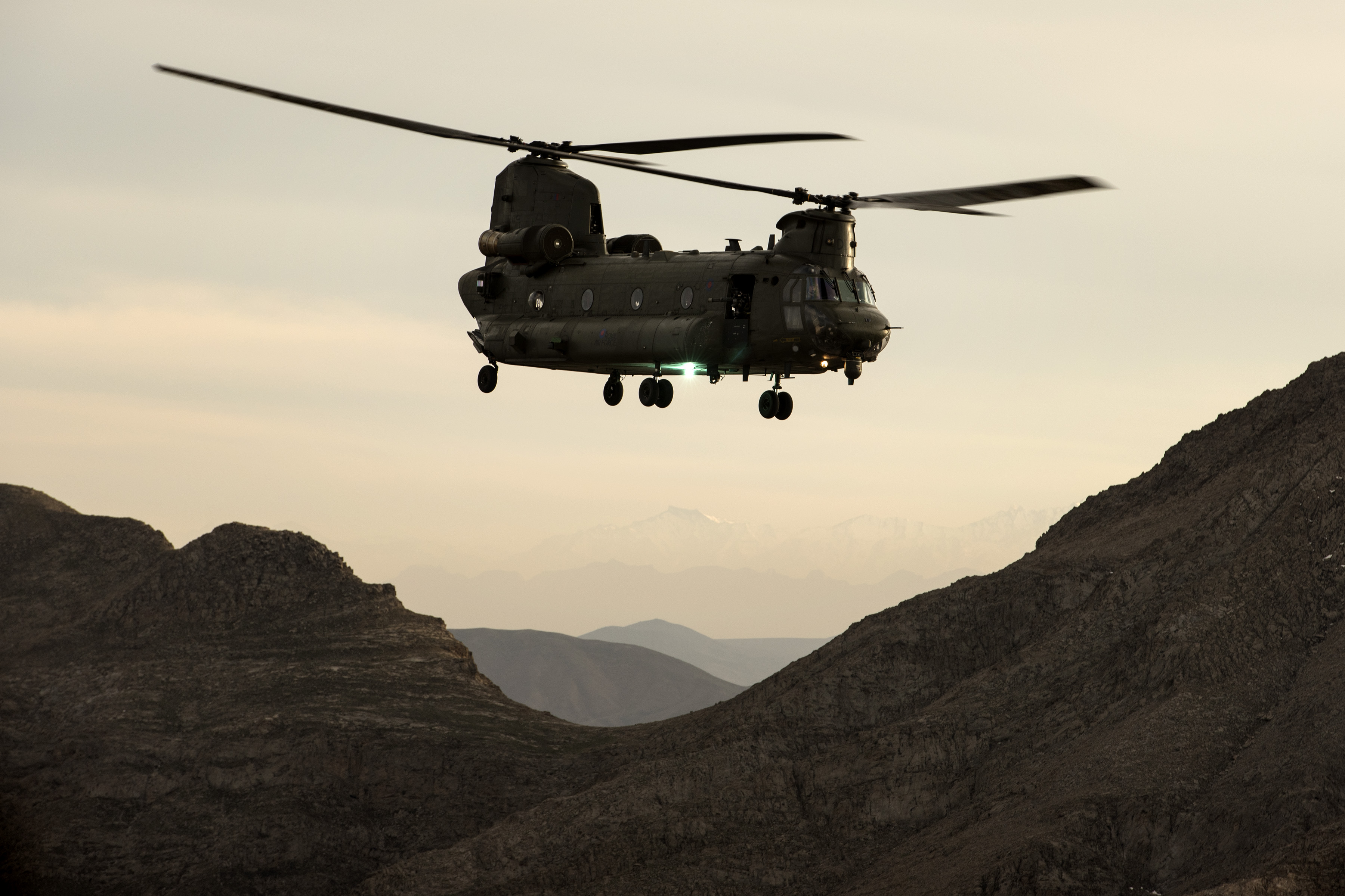 6 -  pequeñas curiosidades  - Página 19 An_RAF_Chinook_helicopter_in_silhouette%2C_flying_over_Afghanistan._MOD_45158739