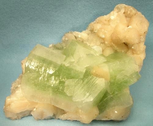 File:Apophyllite-(KF)-Stilbite-Ca-180820.jpg