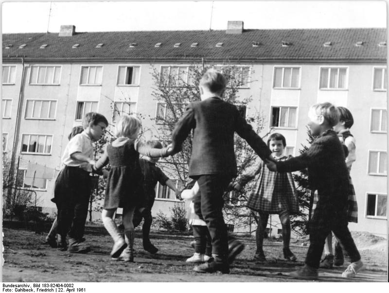 Datei Bundesarchiv Bild 1 404 0002 Chemnitz Wohnblocks Spielende Kinder Jpg Wiktionary