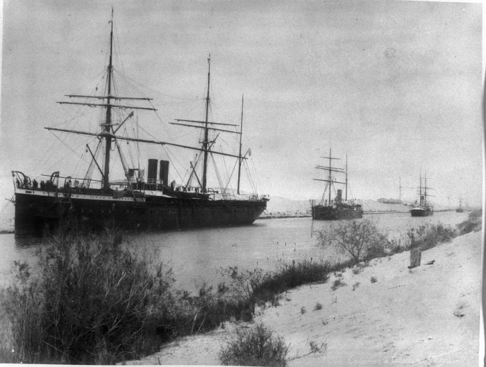 File:COLLECTIE TROPENMUSEUM Enkele vrachtschepen varen door het Suezkanaal in Egypte circa 1880. TMnr 60009481.jpg