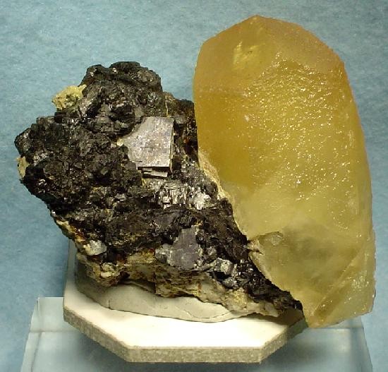 File:Calcite-Sphalerite-Galena-160564.jpg