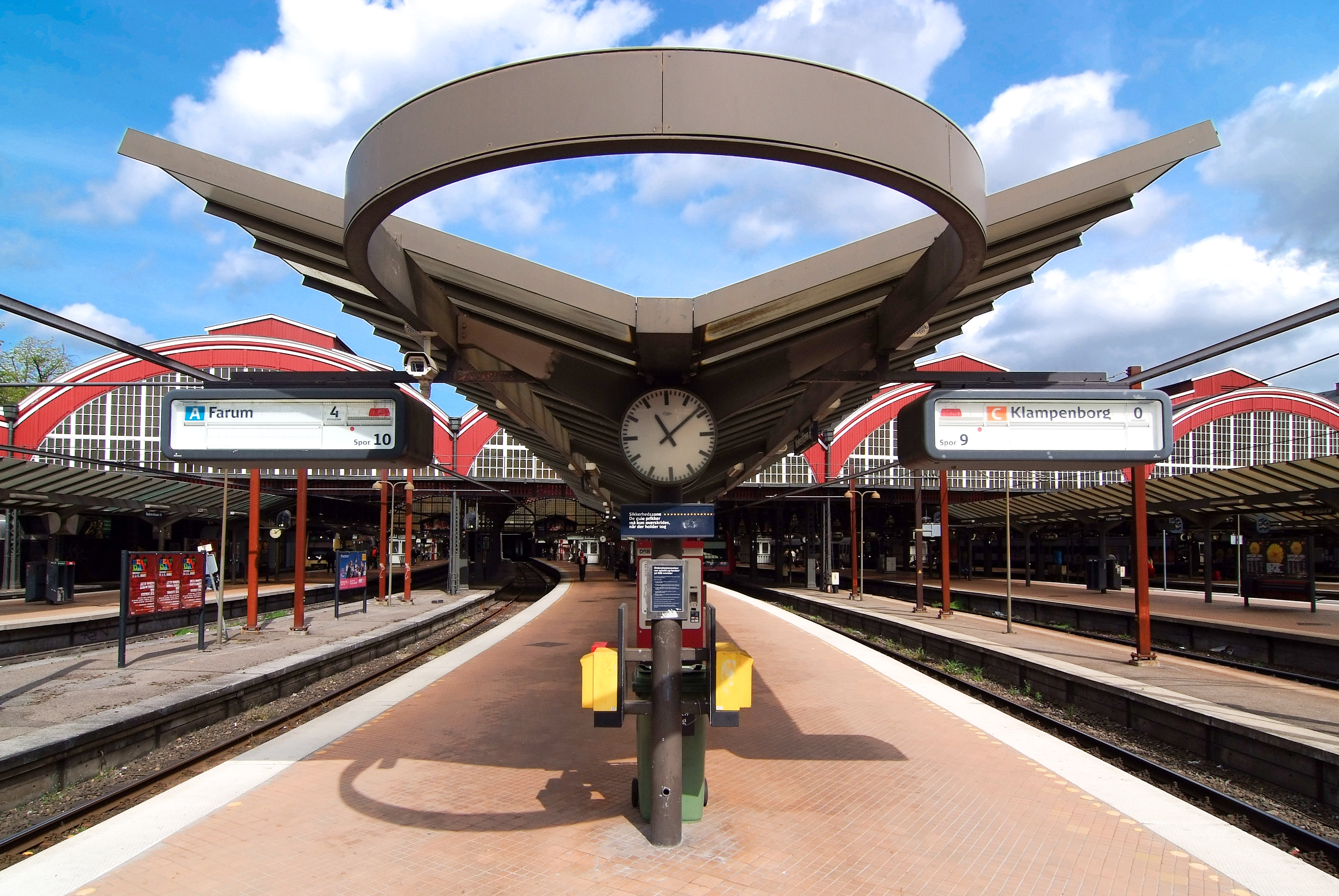 Railway station. Копенгаген Железнодорожный вокзал. Центральный вокзал Копенгагена. ЖД вокзалы Дания. Железнодорожный вокзал аэропорта Копенгагена.