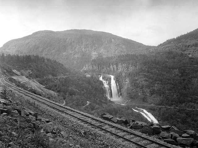 File:Hardangerbana at Skjervet.jpg