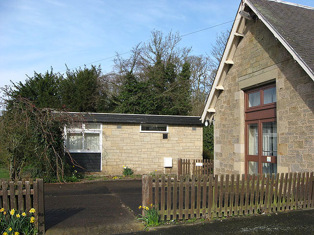 File:Hill House bungalow - geograph.org.uk - 759995.jpg