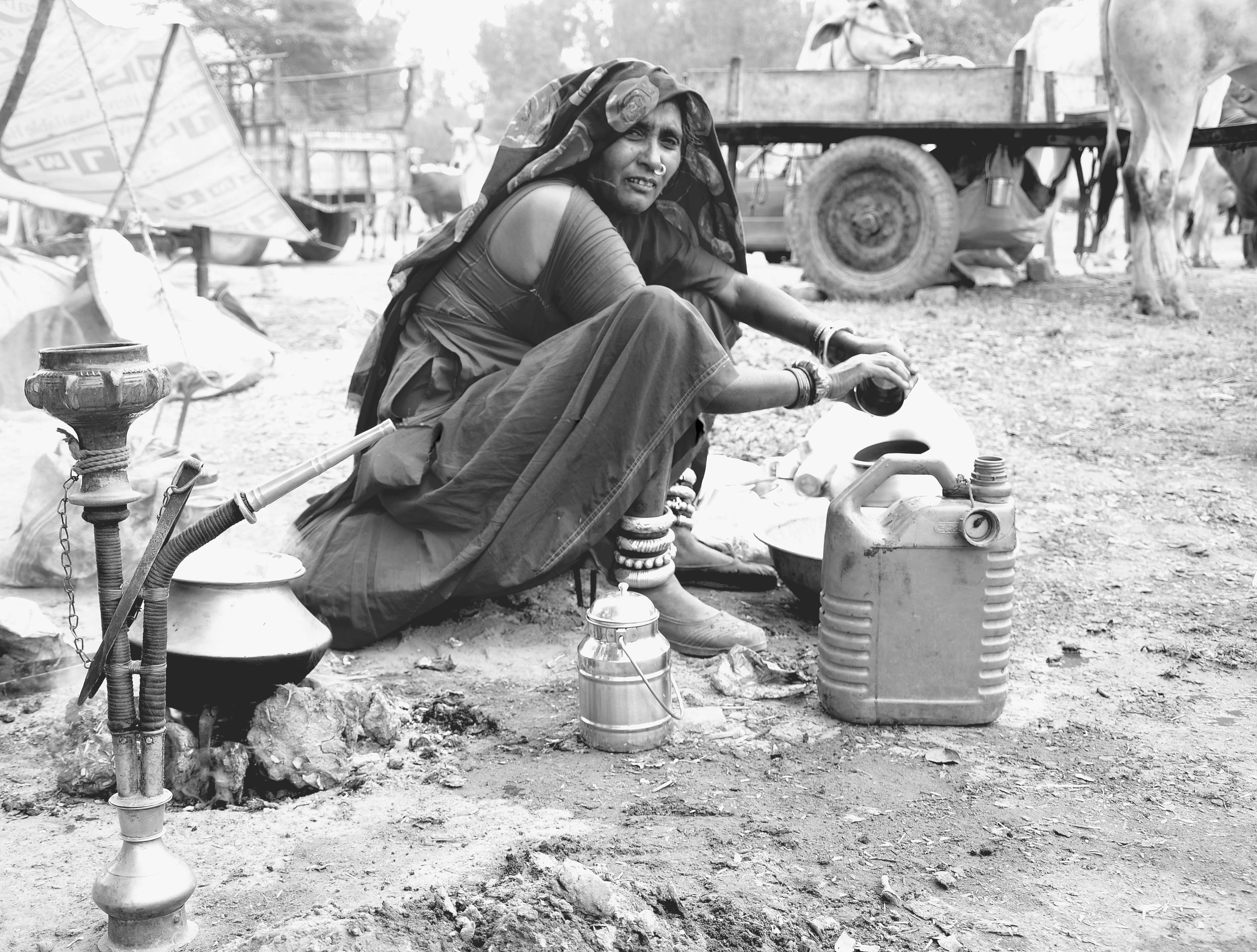 Village woman. Женщина с кувшином. Индианка с кувшином. Индия женщина Индия с кувшином воды. Девушка с кувшином фото.