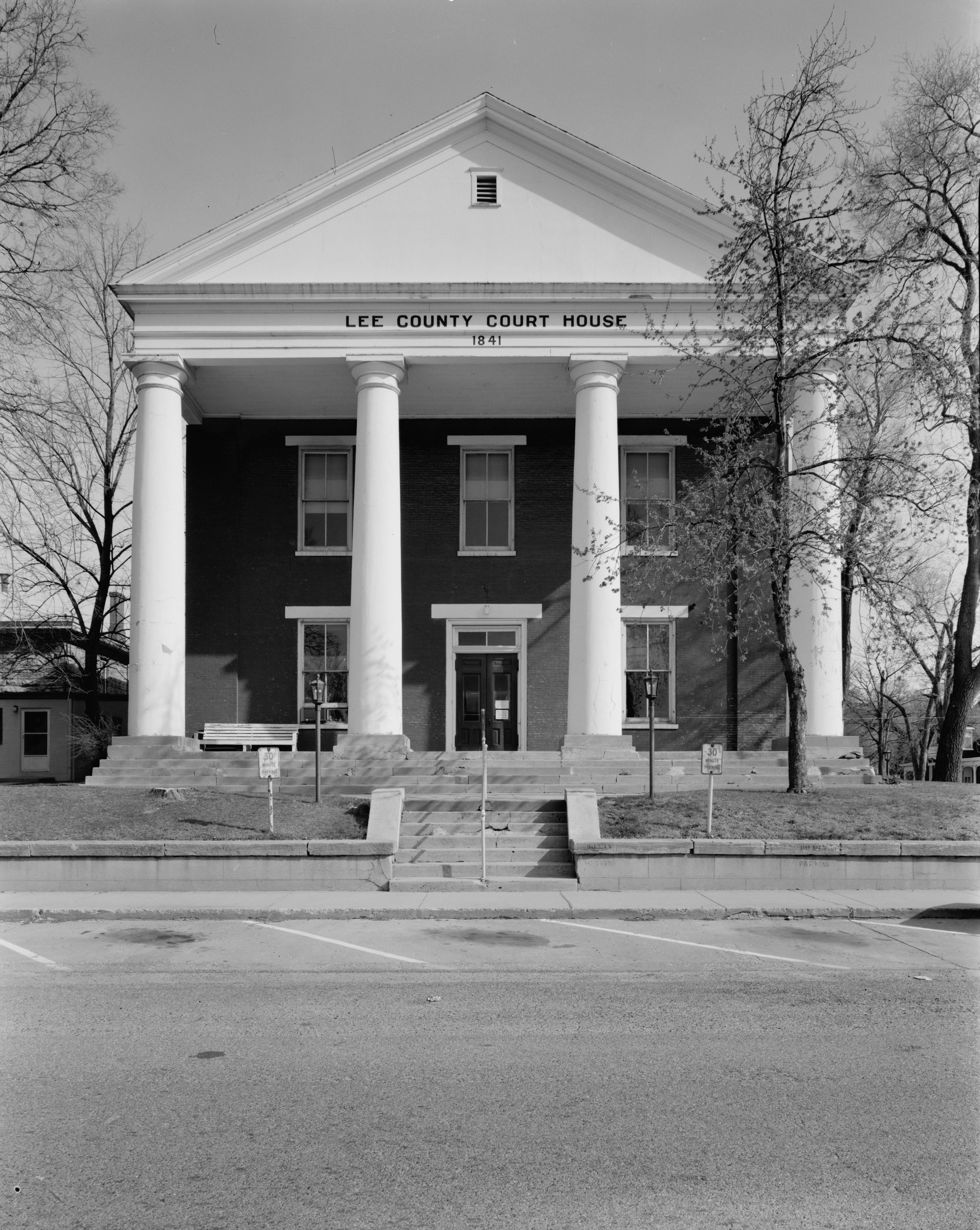 Photo of Lee County Courthouse