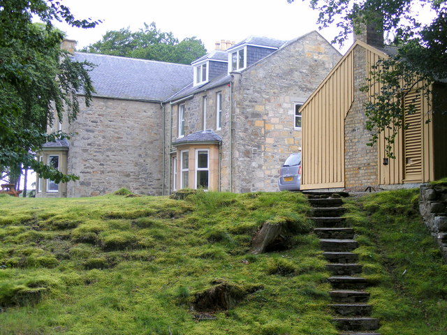 File:Lochindorb Lodge - geograph.org.uk - 912962.jpg