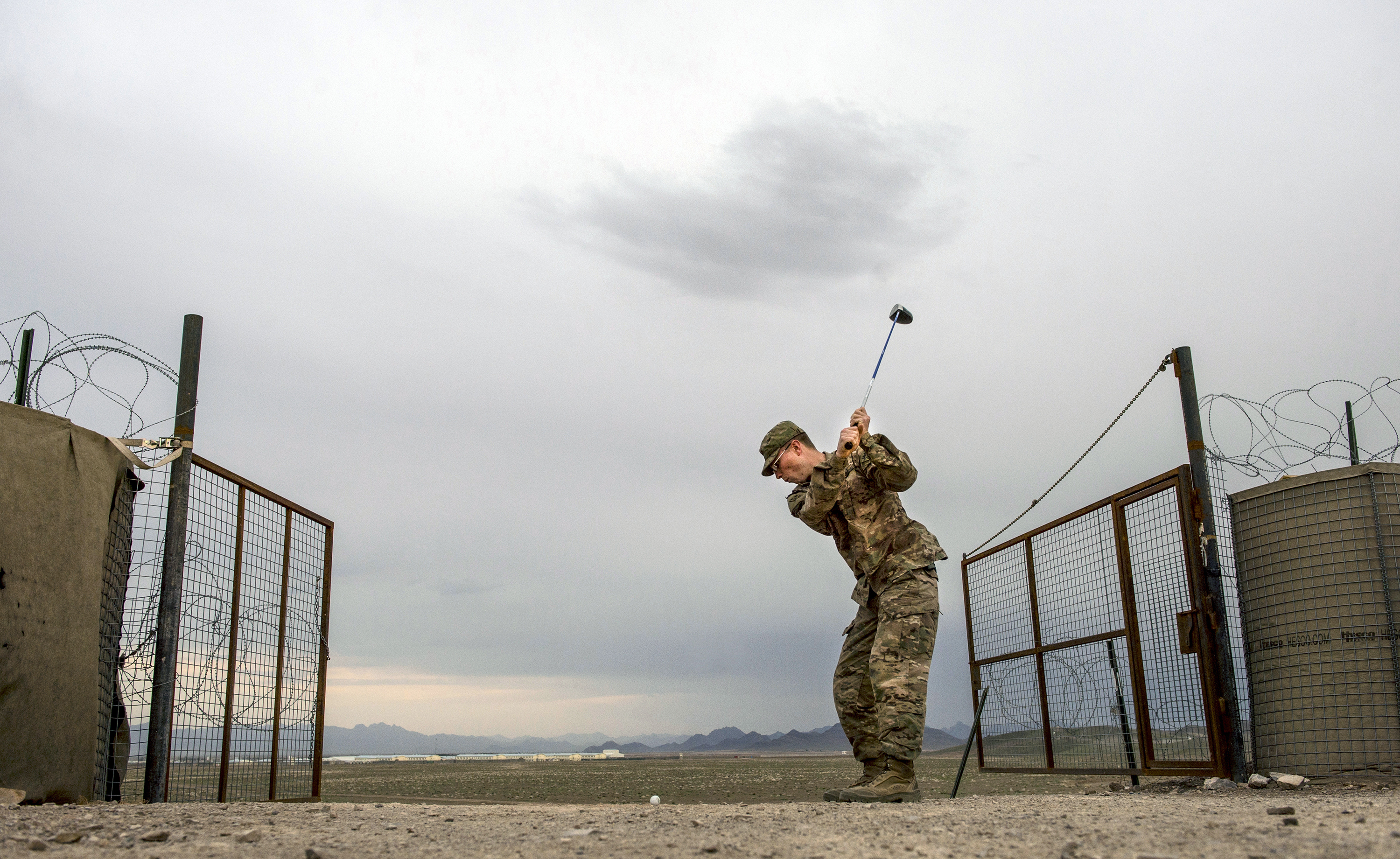 File:MPOTY 2014 U.S. Army soldier swings a golf club after duty.jpg -  Wikimedia Commons