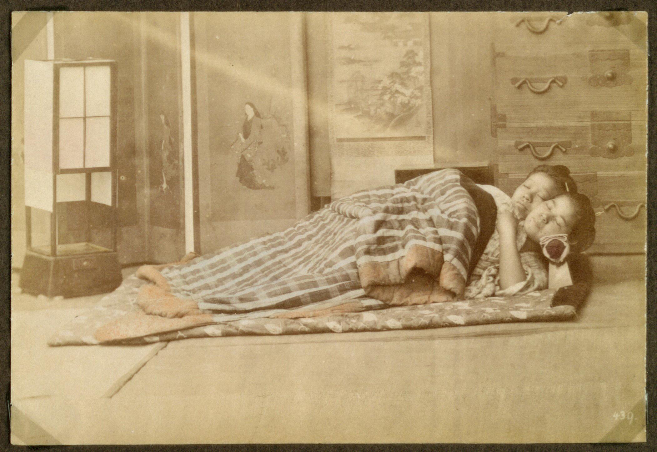 File:Makura (”The Wooden Pillow”) Sleeping women with their heads