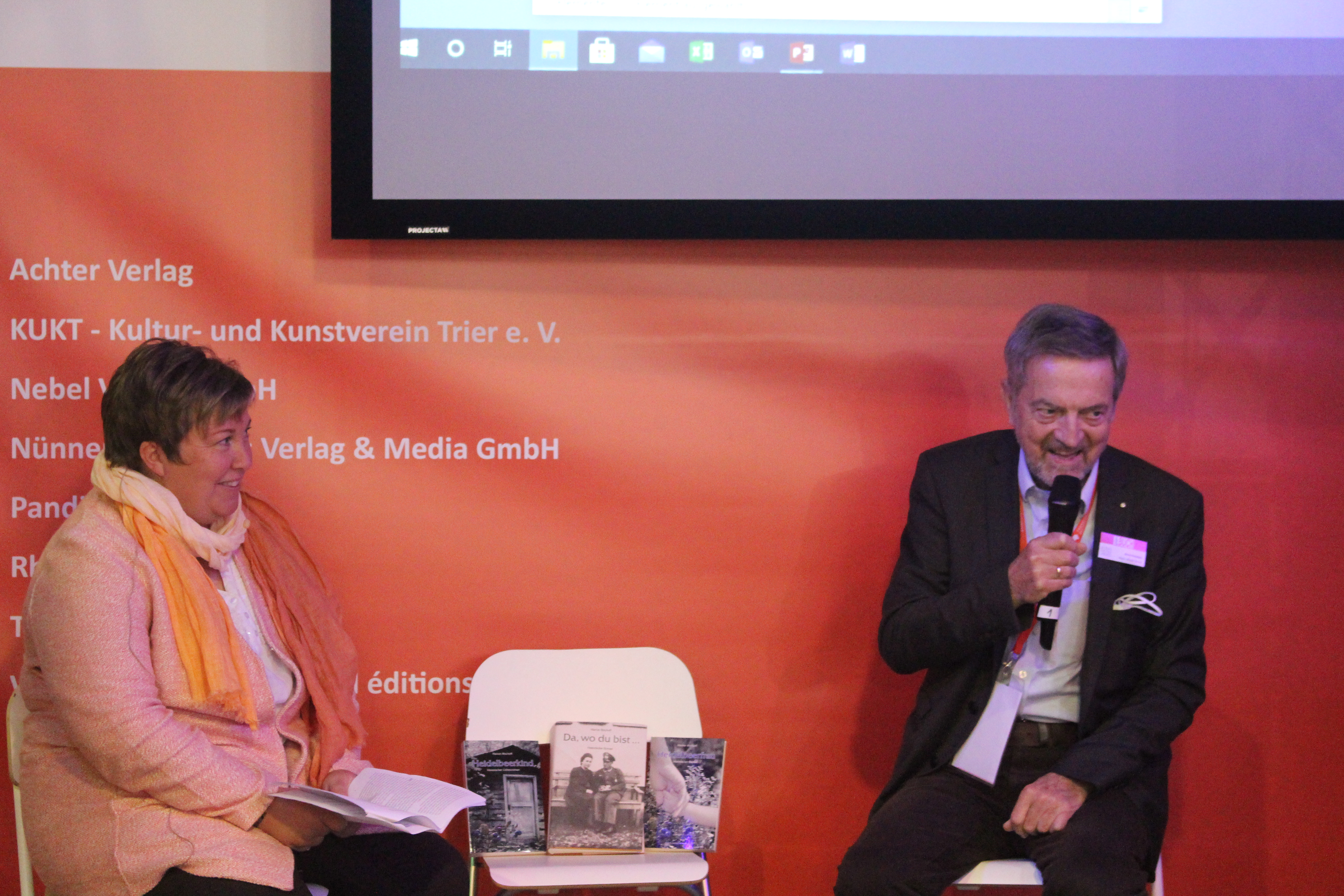 Marion Bischoff und der Verleger Arne Houben auf der Frankfurter Buchmesse 2021