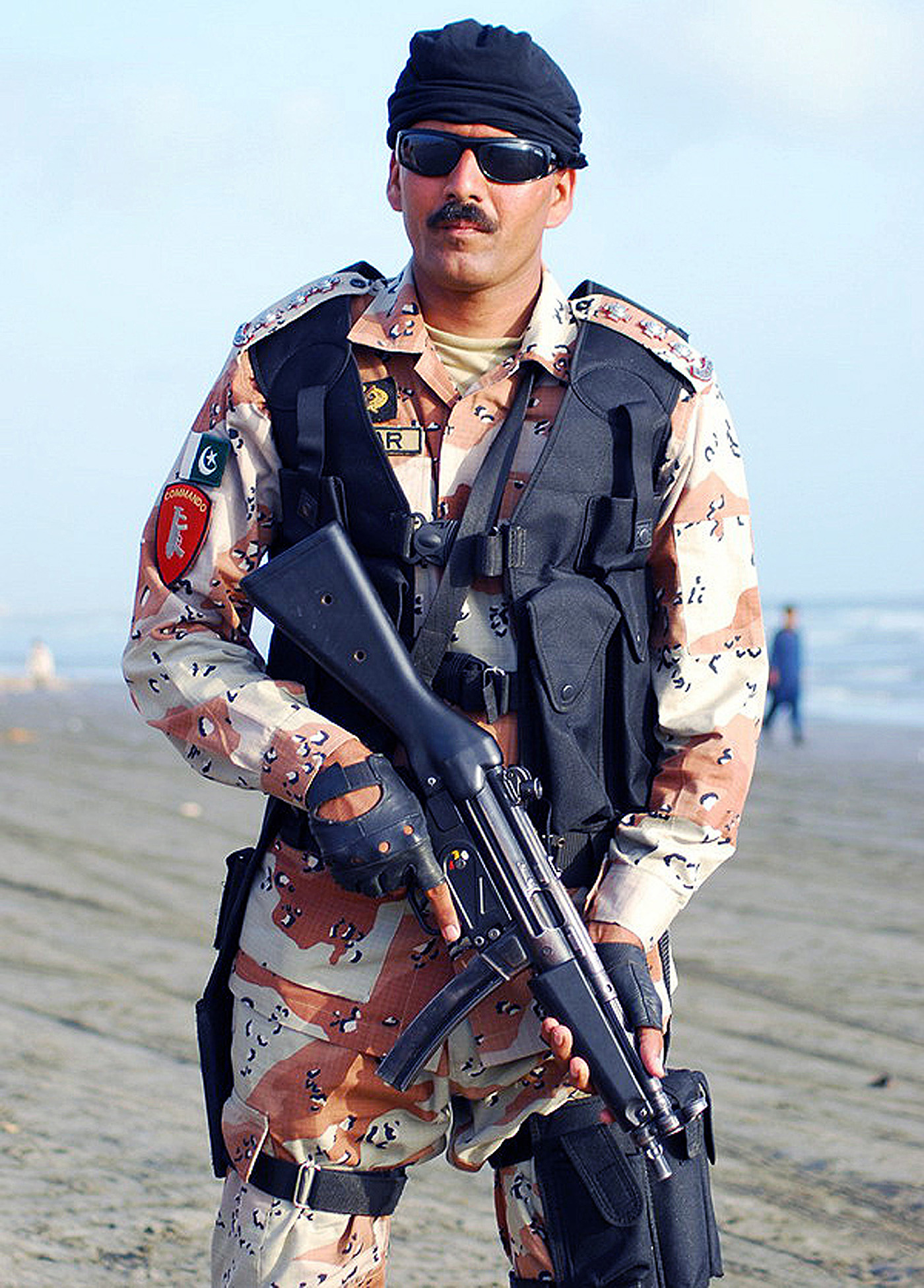 Dragende cirkel Aan boord Draai vast File:Pakistan ranger soldier.jpg - Wikimedia Commons