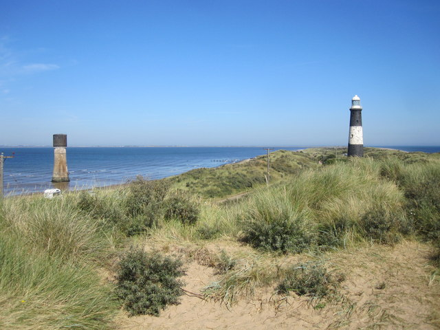 File:Spurn Point Lighthouses (Old and Older) - geograph.org.uk - 3124083.jpg